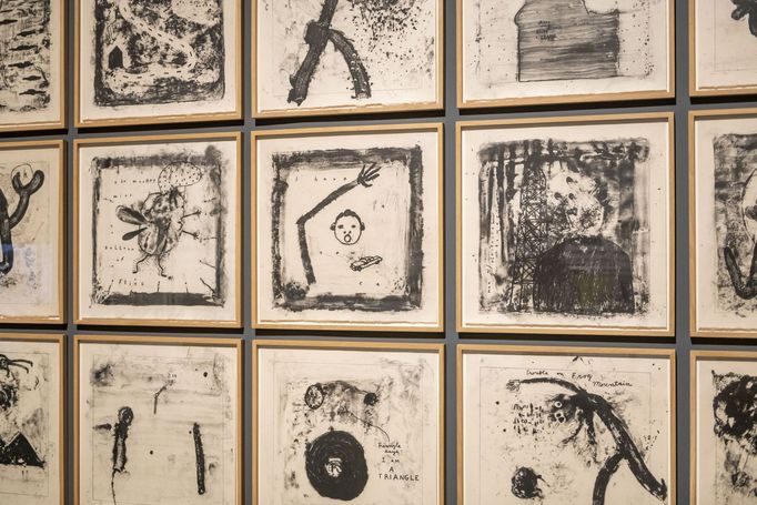 Pohled do výstavy David Lynch: Up in Flames, která je k vidění v pražském DOXu do 8. února 2026.