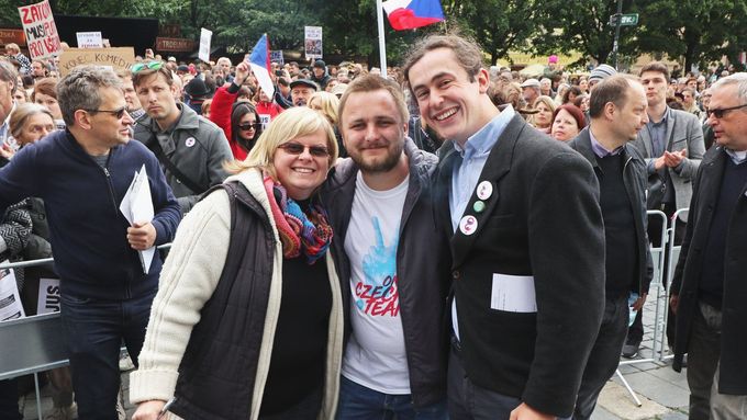 Veronika Vendlová, Robin Suchánek (uprostřed) a Jiří-Jakub Zévl, kteří jsou součástí nejužšího týmu organizátorů z Milionu chvilek pro demokracii.