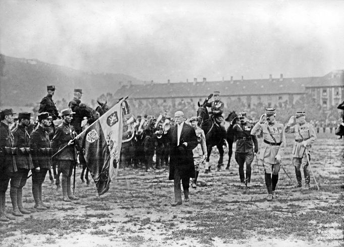 Prezident Tomáš Garrigue Masaryk (uprostřed) přehlíží 1.čs.střelecký pluk v Karlíně-Invalidovně v r. 1920