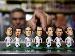 Fotbalová horečka se nevyhnula ani Íránu. Teheránský prodavač nabízí figurky reprezentačních hráčů.