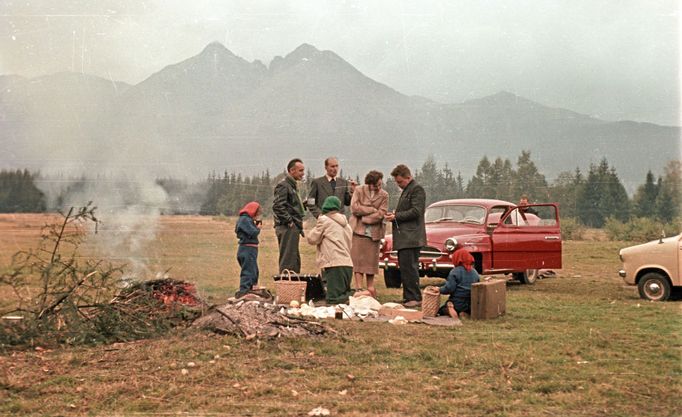 Turisté u ohně v okolí Tatranské Lomnice. V pozadí Lomnický štít ve Vysokých Tatrách  Rok 1959