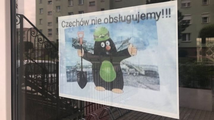 Čechy neobsluhujeme, oznamuje polská pivnice v Turówě, přidala obrázek krtečka; Zdroj foto: Twitter Filipa Harzera