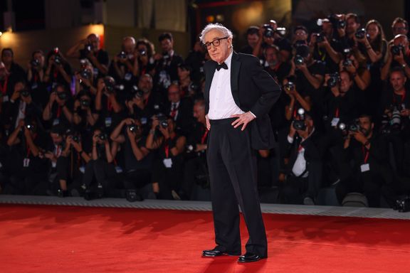 Woody Allen vloni na červeném koberci festivalu v Benátkách.