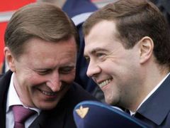 Sergej Ivanov (vlevo) a Dmitrij Medveděv se baví v hledišti během květnové vojenské přehlídky na Rudém náměstí