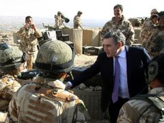 Gordon Brown na návštěvě britských vojáků v Músa Kala na jihu Afghánistánu. V tomto regionu jsou boje s Talibanem na denním pořádku.