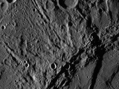 Snímek dosud nikdy nefotografované strany Merkuru poslaný sondou Messenger. Umožní rozpoznat geologické procesy, které utvářely povrch planety za poslední čtyři miliardy let.