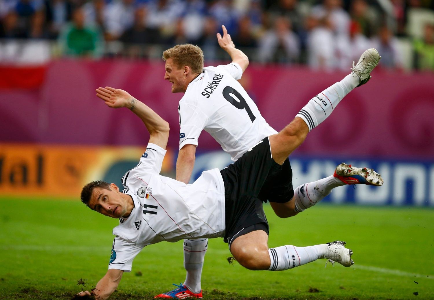 Miroslav Klose a Andre Schuerrle během utkání Německo - Řecko ve čtvrtfinále Eura 2012