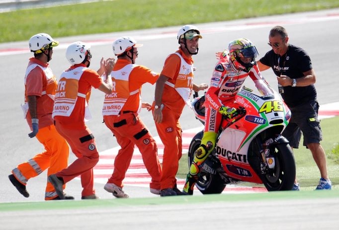 Italský motocyklista Valentino Rossi ve vítězném závodě MotoGP ve Velké ceně San Marina 2012.