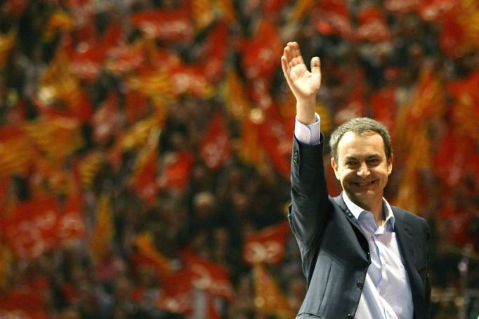 Jose Luis Rodriguez Zapatero mává na volebním setkání v Madridu.