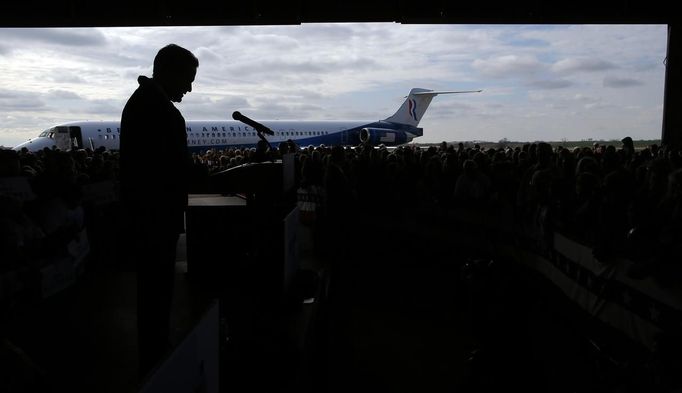 Republican presidential nominee Mitt Romney pauses while speaking at a campaign rally in Dubuque, Iowa November 3, 2012. REUTERS/Brian Snyder (UNITED STATES - Tags: POLITICS ELECTIONS USA PRESIDENTIAL ELECTION TPX IMAGES OF THE DAY) Published: Lis. 3, 2012, 8:33 odp.