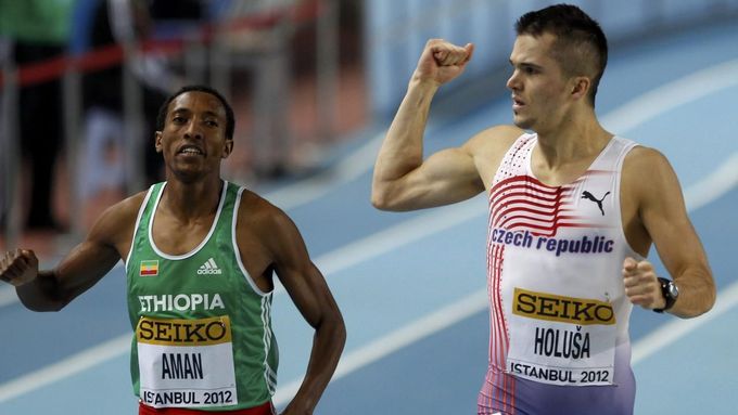 Jakub Holuša se raduje z postupu do semifinále, spolu s ním postoupil i Mohammed Aman z Etiopie (vlevo)