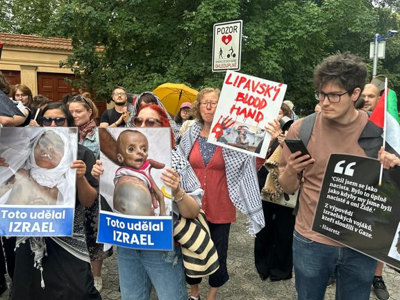 Propalestinští demonstranti na pražské Kampě, kam přišli na předvolební akci ministra zahraničí Jana Lipavského.