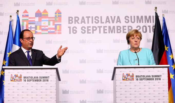 Francouzský prezident Hollande a německá kancléřka Merkelová na summitu v Bratislavě