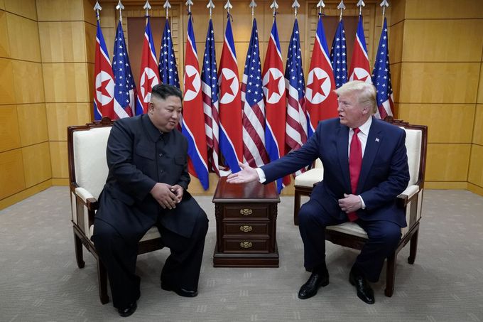 Setkání Trumpa a Kima v demilitarizovaném pásmu na Korejském poloostrově.