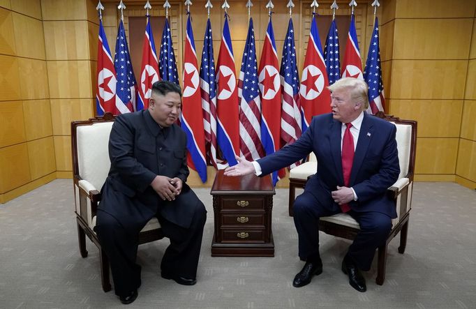 Setkání Trumpa a Kima v demilitarizovaném pásmu na Korejském poloostrově.