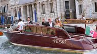 Jeff Bezos a bývalá novinářka Lauren Sanchezová opouštějí hotel Aman, kde finišují přípravy na jejich očekávanou svatbu.