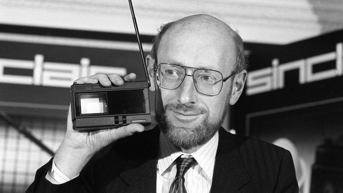 Britský vynálezce Clive Sinclair na snímku z roku 1983 se svým kapesním televizorem
