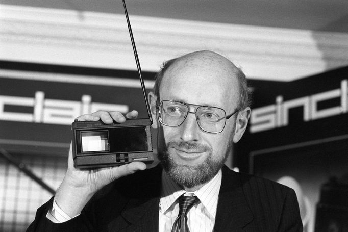 Britský vynálezce Clive Sinclair na snímku z roku 1983 se svým kapesním televizorem