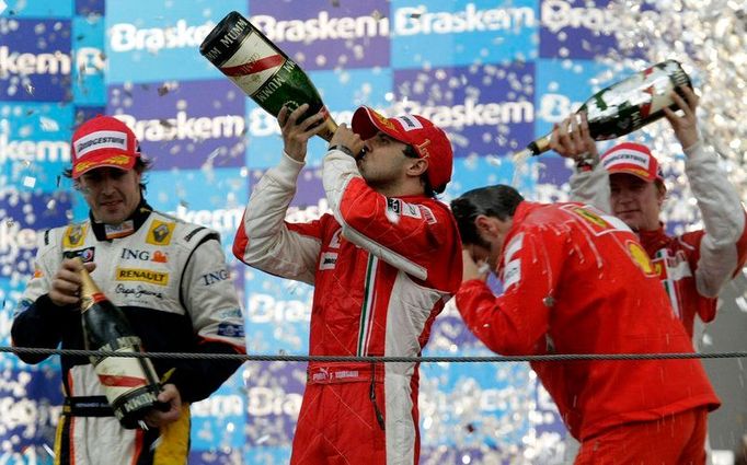 Vítěz Velké ceny Brazílie Filipe Massa (uprostřed). Vlevo stojí Fernando alonso z týmu Renault a vpravo Massův stájový kolega Kimi Raikkonen.