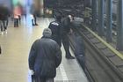 Muž skočil do kolejí metra, aby přešel na druhou stranu. Jsem tu poprvé, vysvětloval