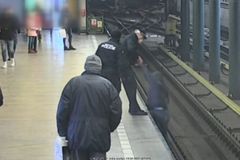 Muž skočil do kolejí metra, aby přešel na druhou stranu. Jsem tu poprvé, vysvětloval