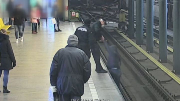 Muž skočil do kolejí metra, aby přešel na druhou stranu. Jeho vysvětlení stojí za to