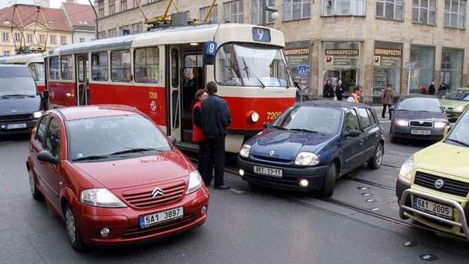 13. 1. - Dohoda o změně pravidel: Tramvaje přijdou o přednost - Tramvaje by už nemusely mít přednost na přechodech pro chodce jako dosud. Expertní komise, kterou zřídil ministr dopravy Aleš Řebíček, aby prověřila dopravní předpisy a tresty za jejich porušení, zveřejnila první návrhy, jak pravidla změnit. A zrušení přednosti tramvají je mezi nimi také.  Další podrobnosti čtěte ve zprávě zde