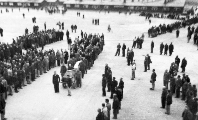 Fotografie z období osvobození koncentračního tábora Buchenvald. Duben 1945.