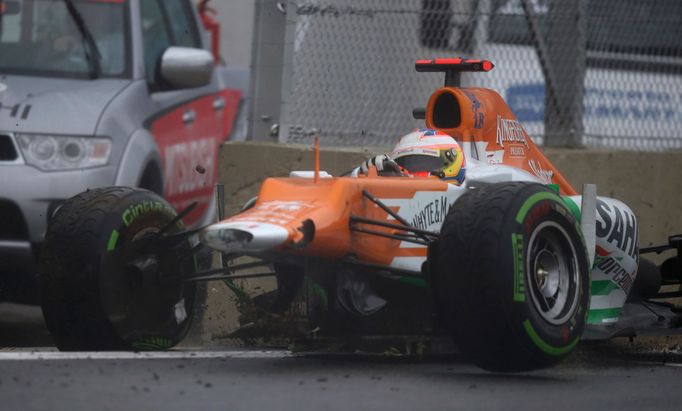 Havárie Paula di Resta v cílové rovince znamenala, že v předposledním kole vyjel na trať safety car.