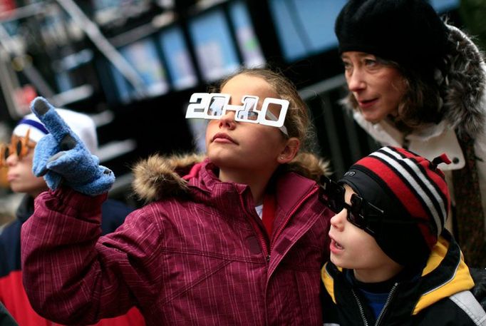 Takto čekali na příchod Nového roku Lydia Hendricksonová s bratrem Matthiasem a mámou Jessikou na newyorském náměstí Times Square.