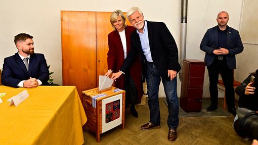 Prezident Petr Pavel s chotí Evou odevzdali své hlasy ve volbách do Poslanecké sněmovny v Černoučku na Litoměřicku krátce po otevření volebních místností.
