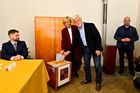 Začaly volby do sněmovny, Češi rozhodují o dalším směřování země