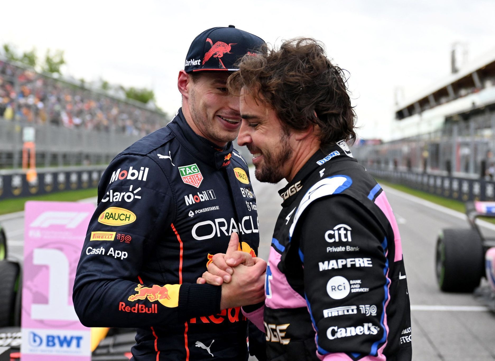 Max Verstappen z Red Bullu a pilot Alpine Fernando Alonso po kvalifikaci na VC Kanady F1 2022