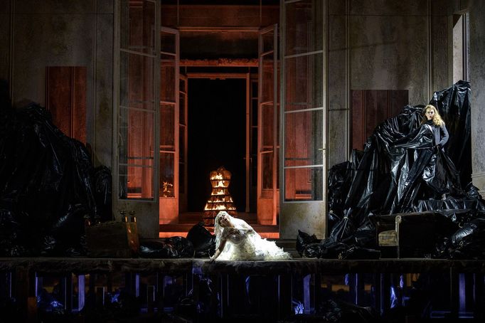 Jana Sibera jako umírající Glauce, které Médea pošle otrávenou čelenku.