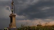 Bouřky, které se v noci na pátek přehnaly přes celé Česko, zasáhly nejvíce Moravu. Na fotografii je zatažená obloha nad Uherským Brodem.