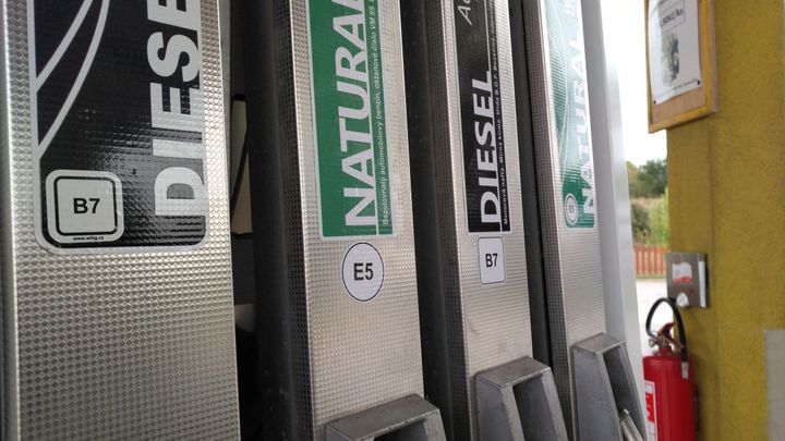 Levnější nafta? Snížení spotřební daně je předvolební guláš a dopravce nezachrání