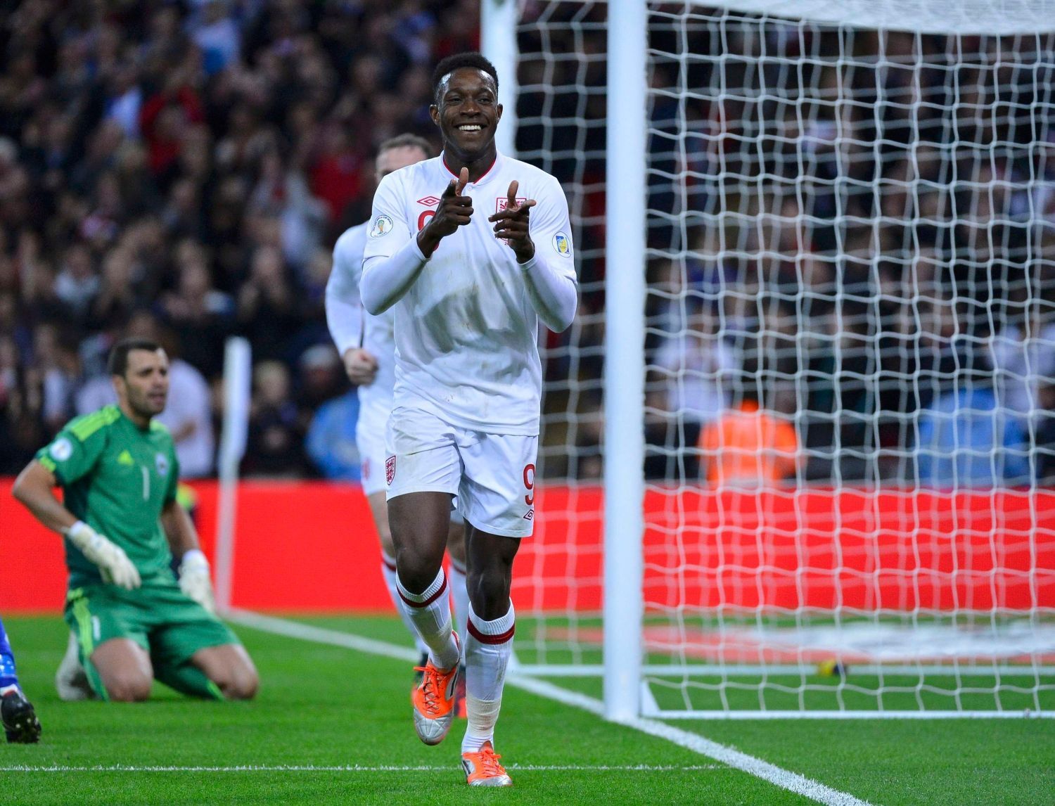 Anglický fotbalista Danny Welbeck se raduje z gólu v kvalifikačním utkání na MS 2014 proti San Marinu.