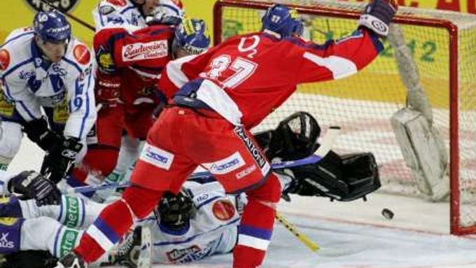 Český reprezentant Petr Sýkora (vpředu) slaví gól v utkání Euro Hockey Tour proti Finsku v Liberci