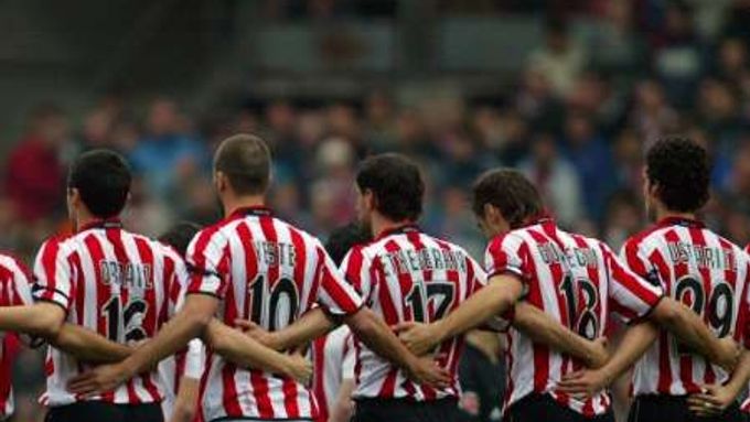 Hráči Athletica Bilbao drží minutu ticha za útočníka Telmo Zarru.