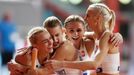 MS v atletice 2019: Polská štafeta na 4x400 metrů oslavuje stříbro.