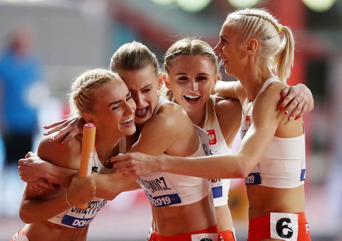 MS v atletice 2019: Polská štafeta na 4x400 metrů oslavuje stříbro.