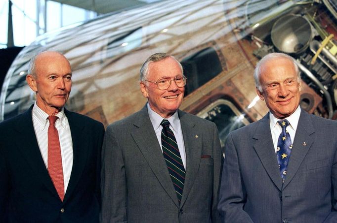 Neil Armstrong (uprostřed), Edwin "Buzz" Aldrin (vpravo) a Michael Collins při 30. výročí dobytí Měsíce.