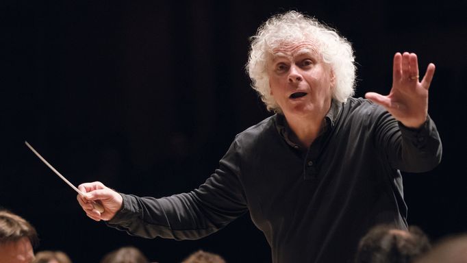 Sir Simon Rattle diriguje London Symphony Orchestra v Barbicanu.