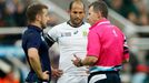 Greig Laidlaw (SCO) a Fouire du Preez (JAR) při diskuzi z rozhodčím Nigelem Owensem