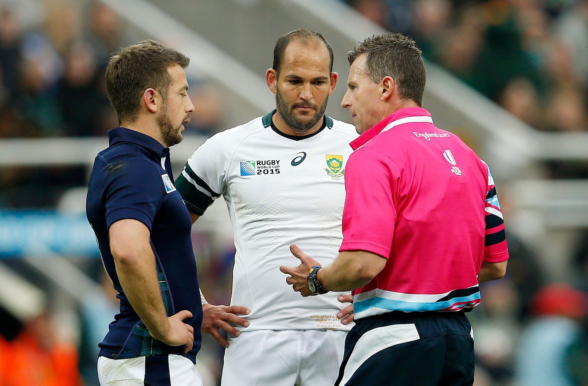 Jihoafrická republika proti Skotsku na MS v rugby 2015 (Greig Laidlaw a Fouire du Preez při diskuzi z rozhodčím Nigelem Owensem)