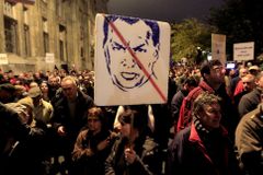 Orbánova vláda ztratila v parlamentu ústavní většinu