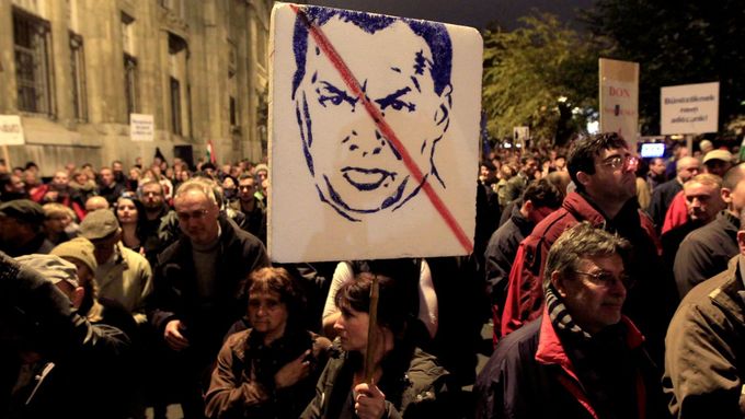 Tisíce Maďarů žádaly na demonstraci v neděli 9. listopadu 2014 demisi premiéra Orbána a šéfky daňové správy kvůli údajné korupci.