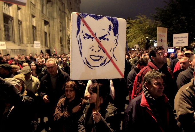 Tisíce Maďarů žádaly na demonstraci v neděli 9. listopadu 2014 demisi premiéra Orbána a šéfky daňové správy kvůli údajné korupci.