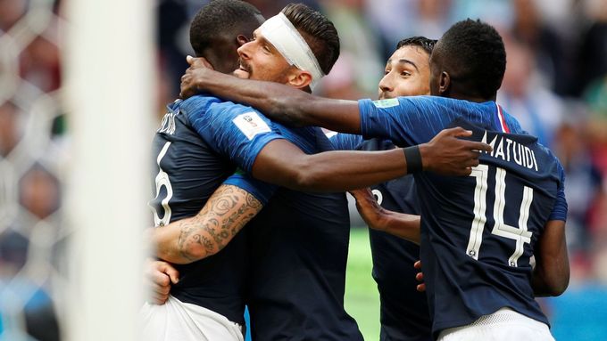 Paul Pogba slaví gól na 2:1 v zápase Francie - Austrálie na MS 2018
