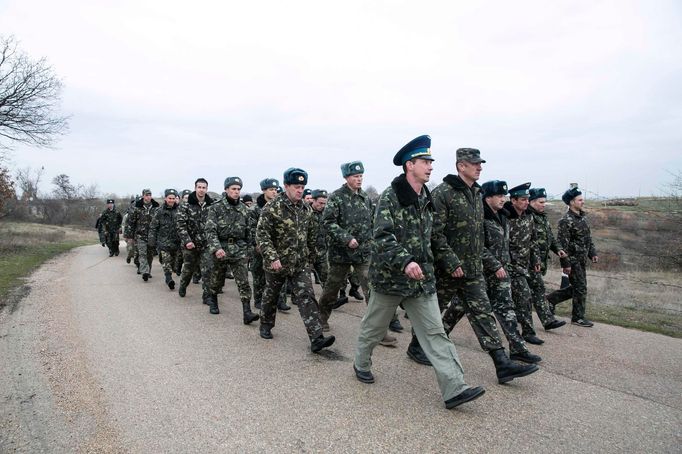 Ukrajinští vojáci opouštějí letiště Belbek na Krymu, 4. března 2014.